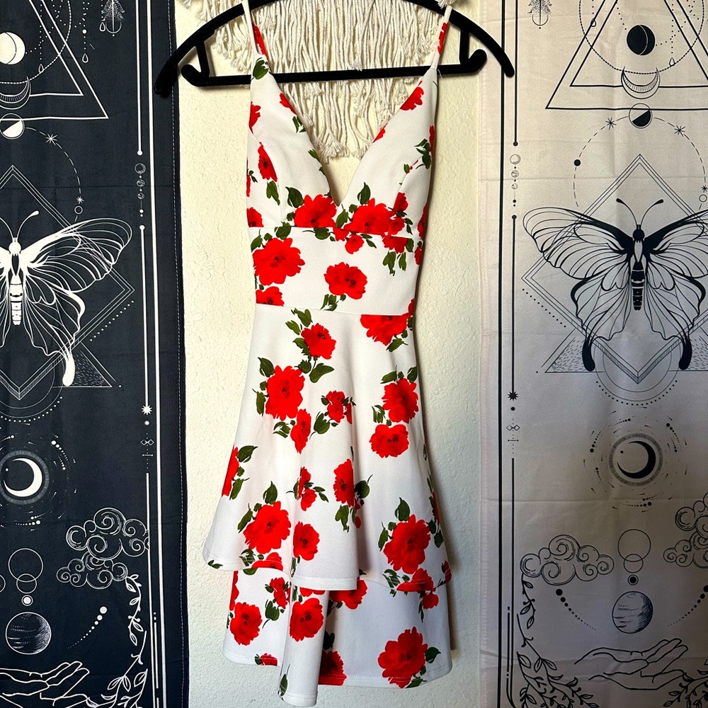 Red and white flower dress size 3/4 beautiful v neck floral dress.